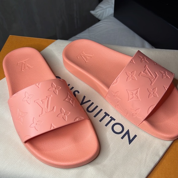 •Louis Vuitton Unisex Slides - Picture 3 of 8